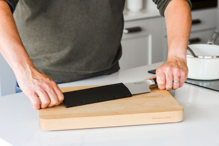 KitchenAid Koksmes Gourmet 20 cm + Gratis mesbeschermer